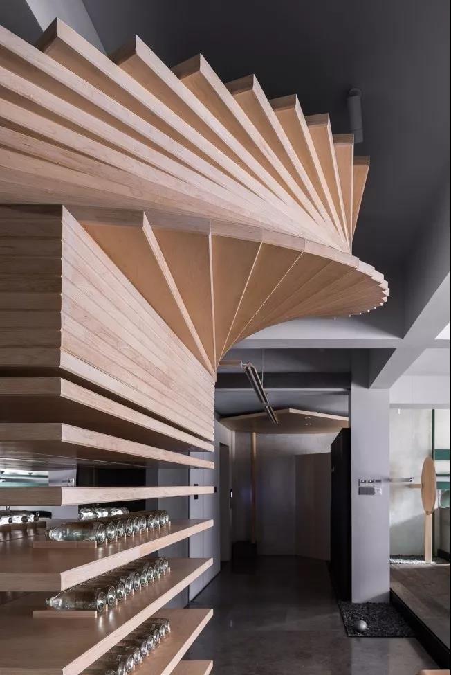 辦公室木片疊層隔斷實(shí)景圖