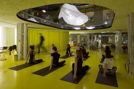 辦公室移動(dòng)隔斷實(shí)景圖