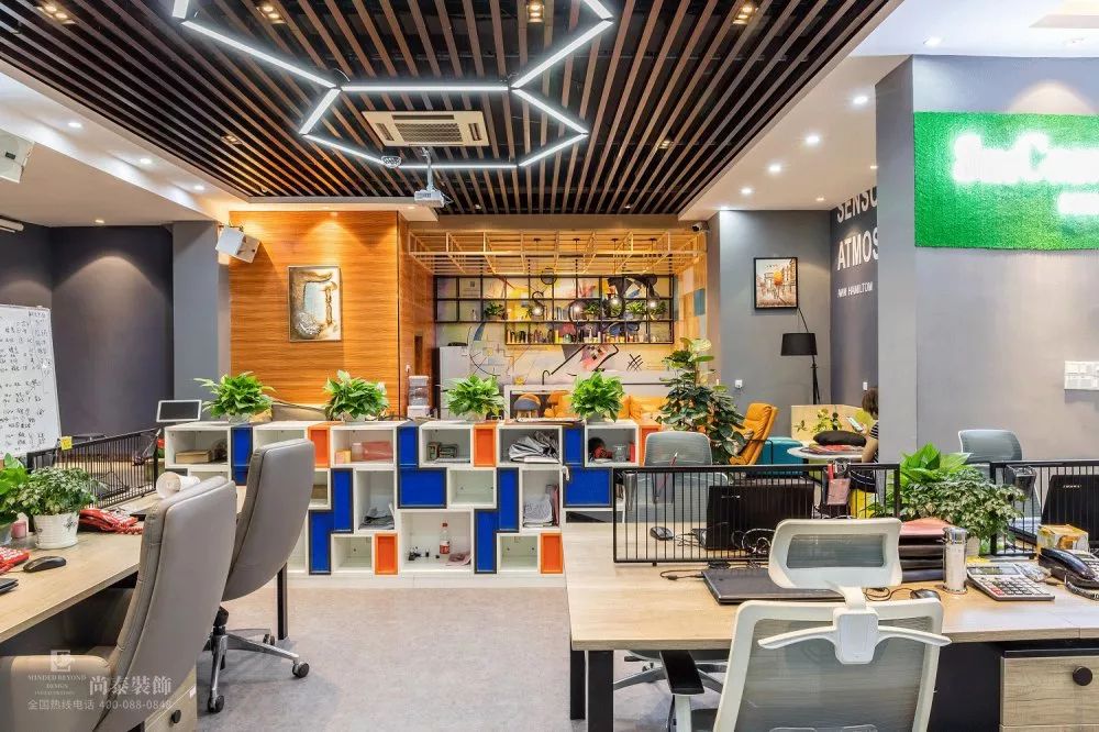 地產(chǎn)公司辦公室辦公區(qū)裝修實景圖