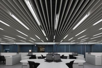 辦公室裝修中調(diào)整動(dòng)線加入色彩，打破冰冷辦公印象