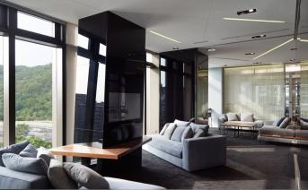 辦公室裝修設(shè)計(jì):超豪華紅酒吧臺(tái)、遠(yuǎn)眺綠意山景！讓人立刻想投簡(jiǎn)歷的辦公室設(shè)計(jì)