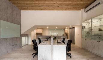 深圳辦公室裝修設(shè)計:木質(zhì)北歐風的辦公室！上班也能盡享充沛采光與窗外綠意