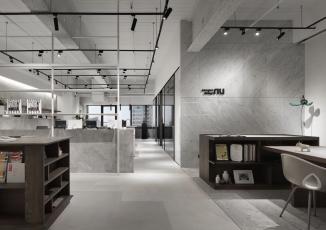 時(shí)尚裸設(shè)計(jì)無限延伸 玻璃、層板展示收納創(chuàng)造簡約現(xiàn)代工作室 